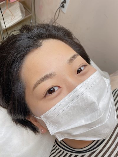 女性の眉 · ヘアストローク 施術後