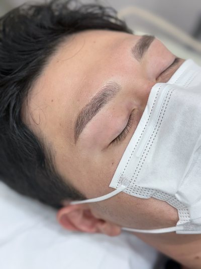 男性の眉 · 自然眉 施術後