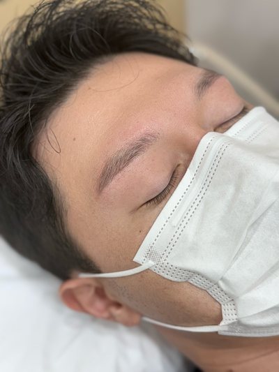 男性の眉 · 自然眉 施術前